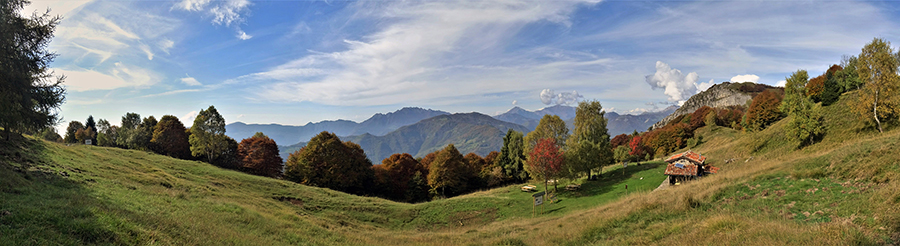 La bella radura pascoliva di Baita Foldone (1450 m) colorata d'autunno